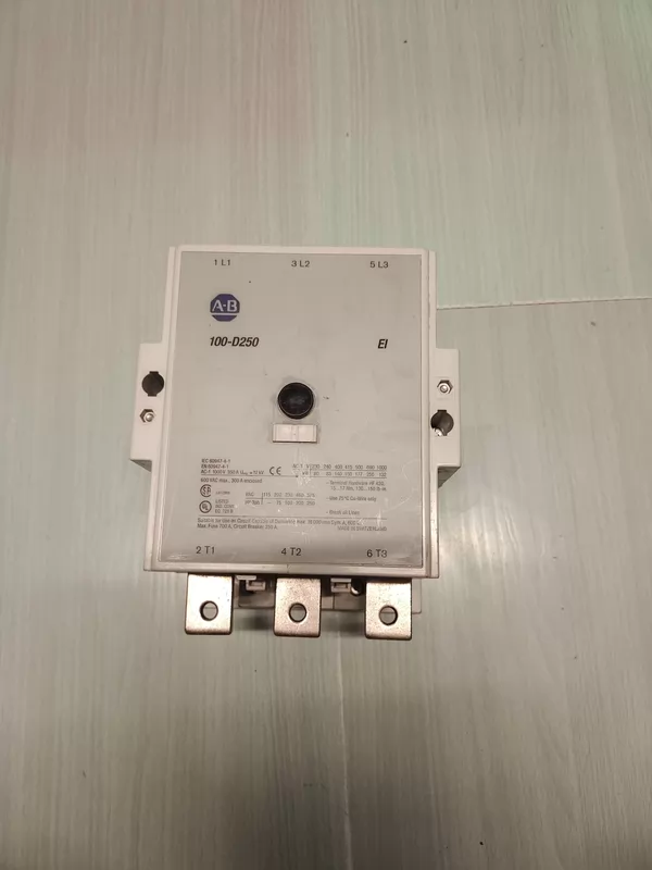 Heavy-Duty Contactor Allen-Bradley 100-D250 Motor Control