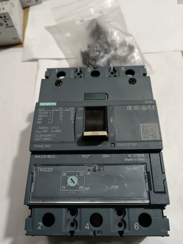Industrial Circuit Breaker SIEMENS 3VA1225-4EE32-0AA0 25A