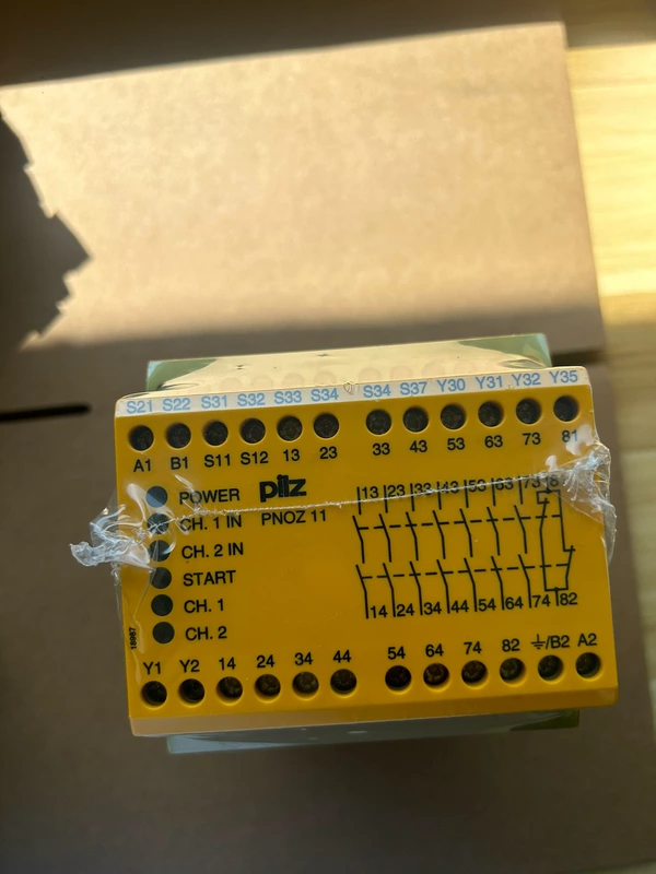 Safety Relay PILZ 774080 - Compact and Reliable