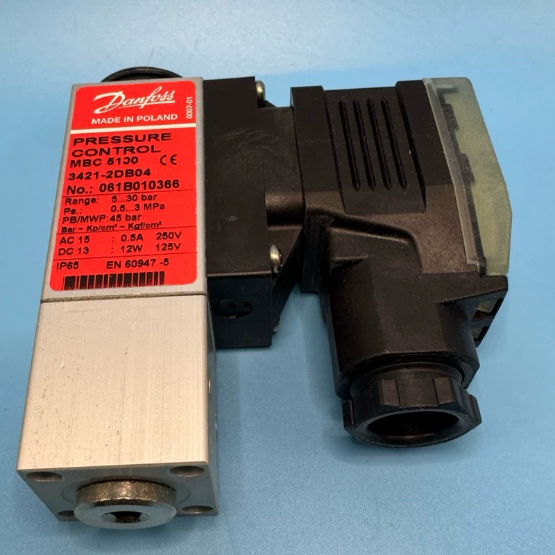 Pressure Switch Danfoss MBC5100 3421-2DB04 - Reliable Control