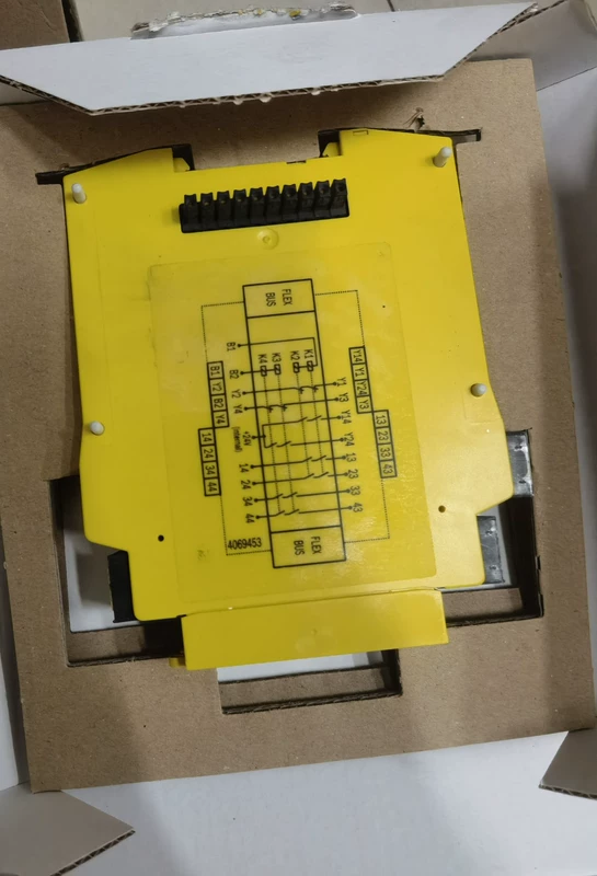 Safety Relay SICK UE410-4R04 SIL3 PL e Monitoring