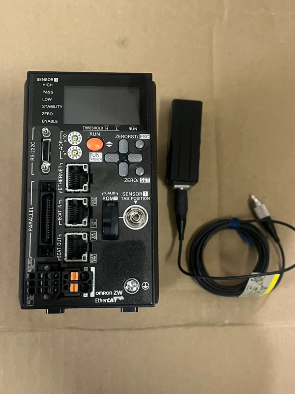 Laser Displacement Sensor Omron ZW-CE10T  0486617 High Precision