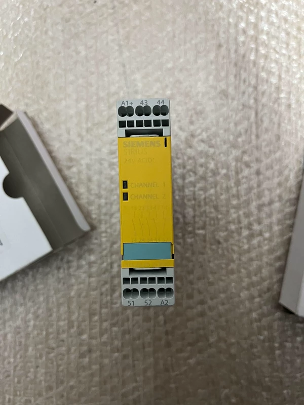 SIEMENS 3TK2830-2CB30 Safety Relay for Machine Protection
