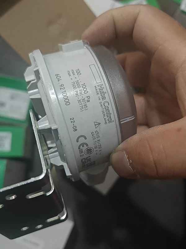 HUBA 604.9210000 Differential Pressure Switch for Filter Monitoring