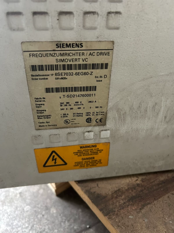 SIEMENS 6SE7032-6EG60-Z Frequency Converter for Industrial Drives