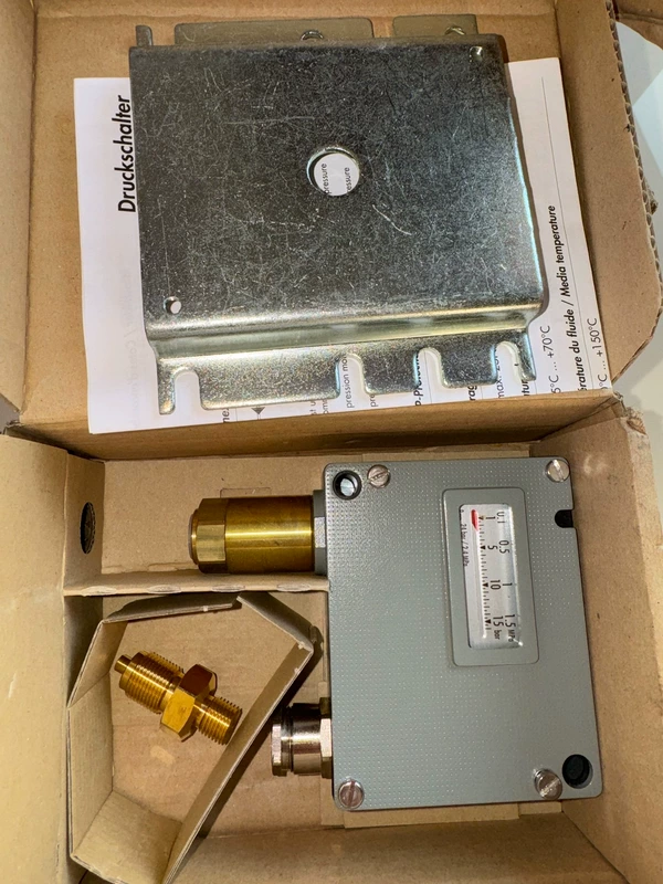 TRAFAG 900.2379.905 Pressure Sensor for Industrial Use