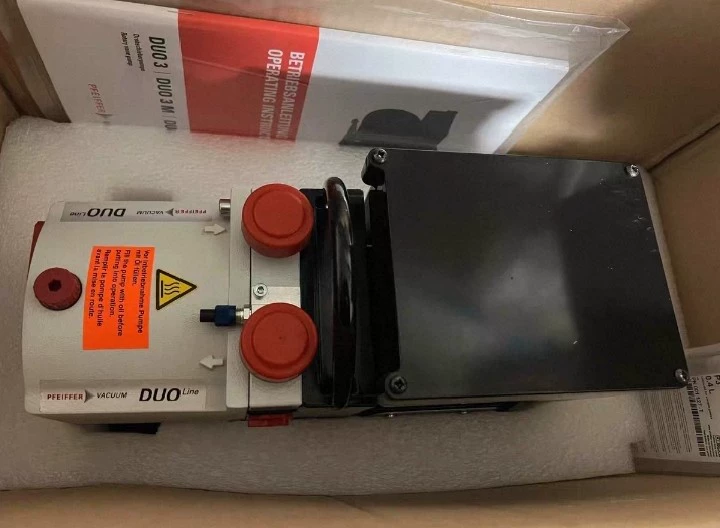 Pfeiffer PK D570 010 C0 A DUO 3 Vacuum Pump