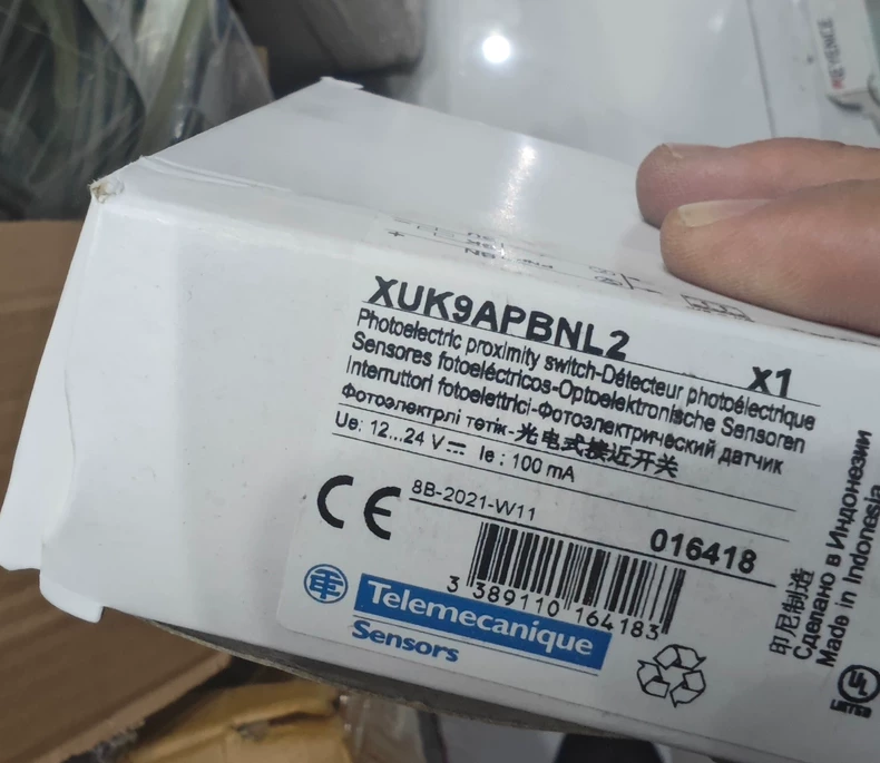 Photoelectric Sensor Schneider XUK9APBNL2 with PNP Output