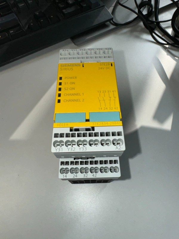 SIEMENS 3TK2834-2BB40 Safety Relay for Machine Protection